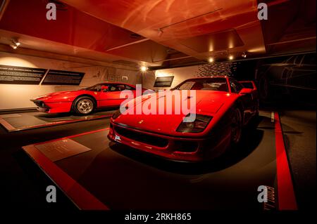 Die beiden roten Ferrari-Autos parkten in einem Showroom in Italien. Stockfoto