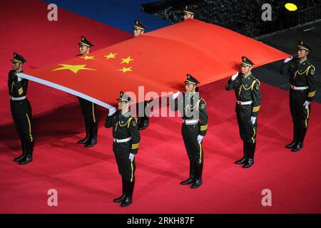 Bildnummer: 55715158 Datum: 12.08.2011 Copyright: imago/Xinhua (110812) -- SHENZHEN, 12. August 2011 (Xinhua) -- die Nationalflagge der Volksrepublik China wird während der Eröffnungszeremonie der 26. Sommeruniversiade in Shenzhen, einer Stadt in der südchinesischen Provinz Guangdong, am 12. August 2011 in das Shenzhen Bay Sports Center begleitet. (Xinhua/Lui Siu Wai)(kh) CHINA-SHENZHEN-UNIVERSIADE-OPENING CEREMONY (CN) PUBLICATIONxNOTxINxCHN Gesellschaft Militär Eröffnungsfeier Universiade Fahne Nationalfahne x0x xst Premiere 2011 quer Bildnummer 55715158 Datum 12 08 2011 Copyright Imago XINHUA She Stockfoto