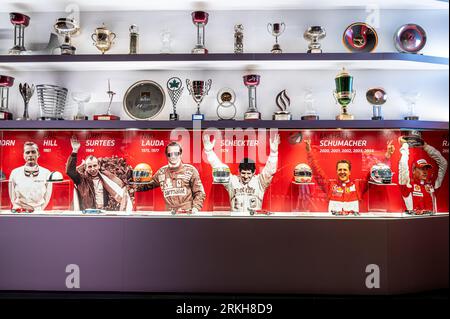 Im Ferrari-Museum in Maranello, Italien, finden Sie eine Auswahl an historischen Weltmeisterschaftstrophäen. Stockfoto