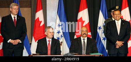 Bildnummer: 55738680 Datum: 13.08.2011 Copyright: imago/Xinhua (110813) -- SAN PEDRO SULA , 13. August 2011 (Xinhua) --(L to R) kanadischer Premierminister Stephen Harper, kanadischer Minister für internationalen Handel Ed Fast, Honduras Sekretär für Handel und Industrie Jose Francisco Zelaya, Porfirio Lobo, Präsident von Honduras, nimmt am 12. August 2011 an der Zeremonie zur Unterzeichnung eines Freihandelsabkommens zwischen Honduras und Kanada in San Pedro Sula (Honduras) Teil. (Xinhua/Rafael Ochoa) (qs) HONDURAS-SAN PEDRO SULA-CANADA-FTA PUBLICATIONxNOTxINxCHN People Politik xda x0x Premiere 2011 quer Bildnummer 55 Stockfoto