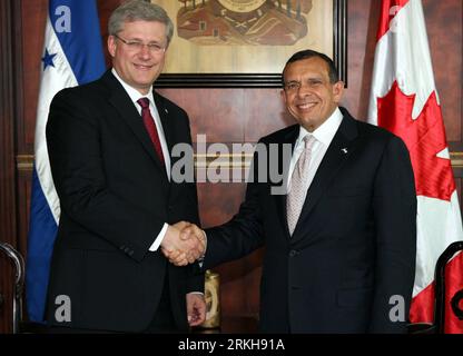 Bildnummer: 55738679  Datum: 13.08.2011  Copyright: imago/Xinhua (110813) -- SAN PEDRO SULA , Aug. 13, 2011 (Xinhua) --Canadian Prime Minister Stephen Harper (L) shakes hands with President of Honduras, Porfirio Lobo during the signing of a free trade agreement (FTA) between Honduras and Canada, in San Pedro Sula, Honduras, on Aug. 12, 2011. (Xinhua/Rafael Ochoa) (qs) HONDURAS-SAN PEDRO SULA-CANADA-FTA PUBLICATIONxNOTxINxCHN People Politik xda x0x premiumd 2011 quer     Bildnummer 55738679 Date 13 08 2011 Copyright Imago XINHUA  San Pedro Sula Aug 13 2011 XINHUA Canadian Prime Ministers Stephe Stock Photo