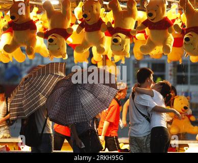 Bildnummer: 55747068  Datum: 14.08.2011  Copyright: imago/Xinhua (110814) -- SHANGHAI, Aug. 14, 2011 (Xinhua) -- Young lovers amuse themselves at the 2011 Shanghai Grand Carnival in Shanghai, east China, Aug. 13, 2011. The 100-day carnival will last until Oct. 30, attracting nearly 20,000 visitors per day at present. (Xinhua/Pei Xin) (hdt) CHINA-SHANGHAI-2011 GRAND CARNIVAL (CN) PUBLICATIONxNOTxINxCHN Gesellschaft Karneval Rummel  xda 2011 quer o0 Gewinn, Pu der Bär Winnie-the-Pooh Kuscheltier, Plüschtier    Bildnummer 55747068 Date 14 08 2011 Copyright Imago XINHUA  Shanghai Aug 14 2011 XINHU Stock Photo