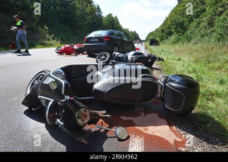 Schongau, Germany. 25th Aug, 2023. Damaged scooters lie on the Bundesstraße 17 around a destroyed car. According to the police, several people were injured, some of them seriously, in an accident involving two cars and a group of motorcycles in Upper Bavaria. Credit: Karl-Josef Hildenbrand/dpa - ATTENTION: License plate(s) have been pixelated for legal reasons/dpa/Alamy Live News Stock Photo