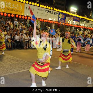 Bildnummer: 55757511  Datum: 13.08.2011  Copyright: imago/Xinhua (110814) -- TOKUSHIMA, Aug. 14, 2011 (Xinhua) -- Dancers perform the traditional folk dance Awa Odori during the ongoing Awa Odori festival in Tokushima, Japan, Aug. 13, 2011. The Awa Odori festival is one of the most well-known festival in Japan, which is expected to attract more than one million visitors this year. (Xinhua/Ma Xinghua) JAPAN-TOKUSHIMA-AWA ODORI FESTIVAL PUBLICATIONxNOTxINxCHN Gesellschaft Tradition Feste Obon O bon Tanz premiumd xbs x0x 2011 quadrat     Bildnummer 55757511 Date 13 08 2011 Copyright Imago XINHUA Stock Photo