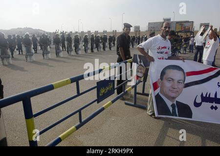 Bildnummer: 55764994  Datum: 15.08.2011  Copyright: imago/Xinhua (110815) -- CAIRO, Aug. 15, 2011 (Xinhua) -- Supporters of Former Egyptian President Hosni Mubarak hold his picture outside the police academy in Cairo, capital of Egypt, Aug. 15, 2011. Mubarak returned to court on Monday to face charges of killing protestors. (Xinhua/Cai Yang) (yh) EGYPT-CAIRO-MUBARAK TRIAL PUBLICATIONxNOTxINxCHN Gesellschaft Politik Gericht Prozess Verhandlung Gerichtsprozess Demo Protest Anhänger premiumd xns x0x 2011 quer premiumd     Bildnummer 55764994 Date 15 08 2011 Copyright Imago XINHUA  Cairo Aug 15 20 Stock Photo