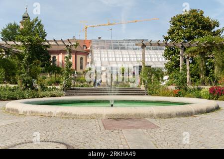 Mainau, Deutschland, 20. Juli 2023 beeindruckender Wasserbrunnen in einem Park an einem sonnigen Tag Stockfoto