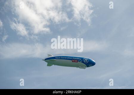 Mainau, 20. Juli 2023 Zeppelin fliegt über dem Bodensee Stockfoto