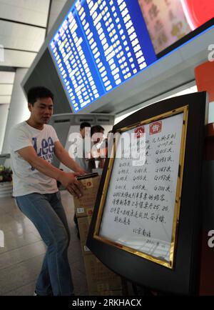 Bildnummer: 55781466  Datum: 16.08.2011  Copyright: imago/Xinhua (110816) -- BEIJING, Aug. 16, 2011 (Xinhua) -- Photo taken on Aug. 16, 2011 shows a train information billboard at Beijing South Railway Station in Beijing, capital of China. The new schedules for Beijing-Tianjin and Beijing-Shanghai high-speed railway were implemented on Tuesday. High-speed trains running on line between Beijing and Tianjin will run at 300 km per hour instead of 350 km per hour. High-speed trains running between Beijing and Shanghai were cut to 66 pairs from 88 pairs per day. (Xinhua/Li Wen)(mcg) CHINA-RAILWAY-N Stock Photo