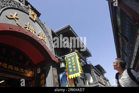 Bildnummer: 55781435  Datum: 16.08.2011  Copyright: imago/Xinhua (110816) -- BEIJING, Aug. 16, 2011 (Xinhua) -- A foreign tourist is attracted by the signboard of Donglaishun Restaurant in the Dashilan commercial zone of Qianmen Street in Beijing, capital of China, Aug. 16, 2011. The 2011 Beijing Dashilan old-brand shop tourism and shopping festival kicked off on Tuesday. Many shops showed their traditional skills to interact with consumers. (Xinhua/Zhang Yu)(mcg) CHINA-BEIJING-DASHILAN-SHOPPING FESTIVAL (CN) PUBLICATIONxNOTxINxCHN Wirtschaft Einzelhandel xst 2011 quer  o0 Einkaufsstraße    Bi Stock Photo