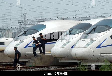 Bildnummer: 55781472  Datum: 16.08.2011  Copyright: imago/Xinhua (110816) -- SHANGHAI, Aug. 16, 2011 (Xinhua) -- Staff workers walk past high-speed CRH 380BL trains in a maintenance service center in Shanghai, east China, Aug. 16, 2011. China CNR Corp., (CNR) started to recall its high-speed trains used on the Beijing-Shanghai high-speed railway over safety concerns. The company will recall 54 trains step by step. (Xinhua/Liu Jianfeng)(mcg) CHINA-CNR-HIGH-SPEED TRAIN-RECALL (CN) PUBLICATIONxNOTxINxCHN Wirtschaft Transport Logistik Bahn Verkehr Gesellschaft Hochgeschwindigkeitszug xst 2011 quer Stock Photo