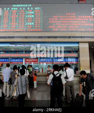 Bildnummer: 55781465  Datum: 16.08.2011  Copyright: imago/Xinhua (110816) -- BEIJING, Aug. 16, 2011 (Xinhua) -- Passengers buy tickets at Beijing South Railway Station in Beijing, capital of China, Aug. 16, 2011. The new schedules for Beijing-Tianjin and Beijing-Shanghai high-speed railway were implemented on Tuesday. High-speed trains running on line between Beijing and Tianjin will run at 300 km per hour instead of 350 km per hour. High-speed trains running between Beijing and Shanghai were cut to 66 pairs from 88 pairs per day. (Xinhua/Li Wen)(mcg) CHINA-RAILWAY-NEW OPERATION SCHEDULE (CN) Stock Photo