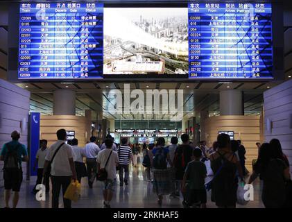 Bildnummer: 55781464  Datum: 16.08.2011  Copyright: imago/Xinhua (110816) -- BEIJING, Aug. 16, 2011 (Xinhua) -- Passengers walk past a giant screen showing latest train information at Beijing South Railway Station in Beijing, capital of China, Aug. 16, 2011. The new schedules for Beijing-Tianjin and Beijing-Shanghai high-speed railway were implemented on Tuesday. High-speed trains running on line between Beijing and Tianjin will run at 300 km per hour instead of 350 km per hour. High-speed trains running between Beijing and Shanghai were cut to 66 pairs from 88 pairs per day. (Xinhua/Wan Xiang Stock Photo