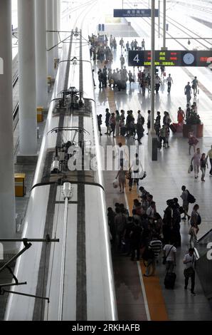 Bildnummer: 55781467  Datum: 16.08.2011  Copyright: imago/Xinhua (110816) -- NANJING, Aug. 16, 2011 (Xinhua) -- Passengers queue to board a train at Nanjing South Railway Station in Nanjing, capital of east China s Jiangsu Province, Aug. 16, 2011. The new schedules for Beijing-Tianjin and Beijing-Shanghai high-speed railway were implemented on Tuesday. High-speed trains running on line between Beijing and Tianjin will run at 300 km per hour instead of 350 km per hour. High-speed trains running between Beijing and Shanghai were cut to 66 pairs from 88 pairs per day. (Xinhua/Sun Can)(mcg) CHINA- Stock Photo