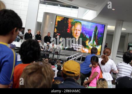 Bildnummer: 55786466  Datum: 16.08.2011  Copyright: imago/Xinhua (110816) -- NEW YORK, Aug. 16, 2011 (Xinhua) -- Four astronauts of the Space Shuttle Atlantis Christopher Ferguson, Douglas Hurley, Sandy Magnus and Rex Walheim (from R to L) meet children at American Museum of Natural History, New York, Aug. 16, 2011. It was their first public appearance in New York after the Space Shuttle Atlantis completed its final mission STS-135 on July 21, 2011. (Xinhua/Wang Chengyun) U.S.-NEW YORK-NASA-ATLANTIS SHUTTLE-CREW-VISIT PUBLICATIONxNOTxINxCHN People Raumfahrt USA xns x0x 2011 quer     Bildnummer Stock Photo