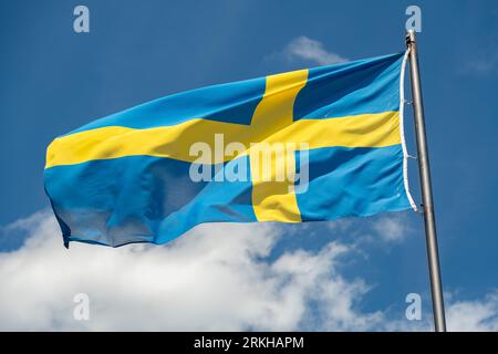 Mainau, Deutschland, 20. Juli 2023 Schwedische Flagge weht am blauen Himmel Stockfoto