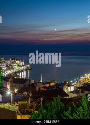 Dorf der Skala Marion bei Nacht, Insel Thassos, Griechenland Stockfoto