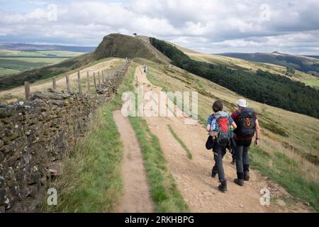 Familienwanderer und Fernwanderer gehen am 23. August 2023 in Sheffield, England, auf dem Höhenzug von Hollins Cross in Richtung Back Tor im Peak District National Park. Stockfoto