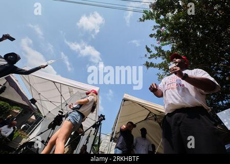 Atlanta, Vereinigte Staaten Von Amerika. August 2023. ATLANTA, GA. 24. AUGUST 2023 - Unterstützer des ehemaligen US-Präsidenten Donald J. Trump treffen sich vor dem Gefängnis von Fulton County in Atlanta, Georgia, wo er sich am Nachmittag im Gefängnis ergeben soll und am 24. August 2023 zum ersten Mal seinen Schuss schießen lassen wird.Credit: Carlos Escalona/CNP/SIPA USA Credit: SIPA USA/Alamy Live News Stockfoto