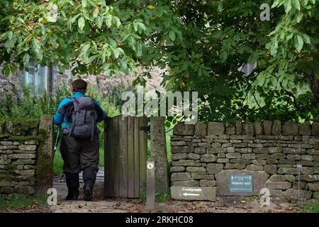 Ein Wanderer öffnet und schließt das Tor am Anfang des Pennine Way in Edale im Peak District National Park am 24. August 2023 in Sheffield, England. Die gesamte Länge des Pennine Way beträgt 268 Meilen (431 km), ein nationaler Wanderweg zwischen Edale in Derbyshire und den Cheviot Hills in Northumberland. Stockfoto