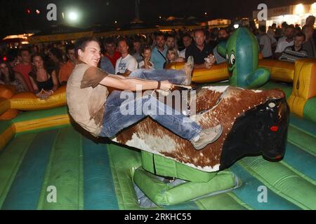 Bildnummer: 55805631  Datum: 18.08.2011  Copyright: imago/Xinhua (110819) -- BELGRADE, Aug. 19, 2011 (Xinhua) -- A man rides the mad bull during the 9th Belgrade Beer Festival in the Serbian capital of Belgrade, late Aug. 18, 2011. The festival, opened on Wednesday, will end on Sunday night. (Xinhua/Marko Rupena)(yh) SERBIA-BELGRADE-BEER FESTIVAL PUBLICATIONxNOTxINxCHN Gesellschaft Bierfestival xns 2011 quer o0 Rodeo Objekte    Bildnummer 55805631 Date 18 08 2011 Copyright Imago XINHUA  Belgrade Aug 19 2011 XINHUA a Man Rides The Mad Bull during The 9th Belgrade Beer Festival in The Serbian Ca Stock Photo