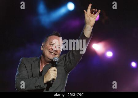 Bildnummer: 55805671 Datum: 18.08.2011 Copyright: imago/Xinhua (110819) -- BELGRAD, 19. August 2011 (Xinhua) -- Jim Kerr, Sänger der schottischen Rockband Simple Minds, tritt während des 9. Belgrader Bierfestivals in der serbischen Hauptstadt Belgrad am 18. August 2011 auf. Das am Mittwoch eröffnete Festival endet am Sonntagabend. (Xinhua/Marko Rupena)(yh) SERBIEN-BELGRAD-BIER-FESTIVAL PUBLICATIONxNOTxINxCHN Kultur People Musik Aktion Uraufführung xns x0x 2011 quer Bildnummer 55805671 Datum 18 08 2011 Copyright Imago XINHUA Belgrad 19. August 2011 XINHUA Jim Kerr Sänger von Scottish Rock Tie Simple Stockfoto