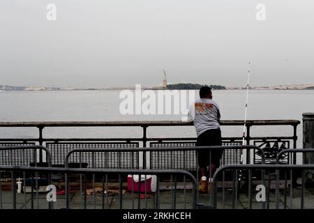 Bildnummer: 55807211  Datum: 19.08.2011  Copyright: imago/Xinhua (110819) -- NEW YORK, Aug. 19, 2011 (Xinhua) -- The Statue of Liberty on Liberty Island is seen from Battery Park, Manhattan in New York, the United States. The Statue of Liberty will be closed for a year at the end of October as it undergoes a DOL27.25 million renovation. The renovation will take place after Oct 28, the 125th anniversary of the statue. Liberty Island will remain open. (Xinhua/Fan Xia) U.S.-NEW YORK-STATUE OF LIBERTY-RENOVATION PUBLICATIONxNOTxINxCHN Reisen USA Freiheitsstatue xtm 2011 quer o0 Totale    Bildnumme Stock Photo