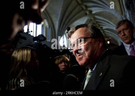 Bildnummer: 55807199  Datum: 19.08.2011  Copyright: imago/Xinhua (110819) -- OTTAWA, Aug. 19, 2011 (Xinhua) -- Canada s Finance Minister Jim Flaherty speaks to journalists after testifying before the House of Commons finance committee on Parliament Hill in Ottawa, Ontario, Canada, on Aug. 19, 2011. Flaherty said Canada s economy is growing slowly and is on track to balance the budget despite the impact of the economic crisis in the United States and Europe. (Xinhua/Christopher Pike) CANADA-ECONOMY-TESTIFY PUBLICATIONxNOTxINxCHN People Politik x0x xtm 2011 quer     Bildnummer 55807199 Date 19 0 Stockfoto