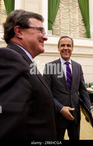 Bildnummer: 55807194  Datum: 19.08.2011  Copyright: imago/Xinhua (110819) -- OTTAWA, Aug. 19, 2011 (Xinhua) -- Canada s Finance Minister Jim Flaherty (L) speaks while Governor of the Bank of Canada Mark Carney smiles during a break as they testify before the House of Commons finance committee on Parliament Hill in Ottawa, Ontario, Canada, on Aug. 19, 2011. (Xinhua/Christopher Pike) CANADA-ECONOMY-TESTIFY PUBLICATIONxNOTxINxCHN People Politik x0x xtm 2011 hoch premiumd     Bildnummer 55807194 Date 19 08 2011 Copyright Imago XINHUA  Ottawa Aug 19 2011 XINHUA Canada S Finance Ministers Jim Flaher Stockfoto
