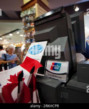 Bildnummer: 55807213 Datum: 19.08.2011 Copyright: imago/Xinhua (110819) -- TORONTO, 19. August 2011 (Xinhua) -- das Zeichen von China UnionPay ist am 18. August 2011 in einem Geschäft in Niagara Falls, Ontario, Kanada, zu sehen. Der Wert der Auslandsgeschäfte, die die China UnionPay-Karten in Kanada verwenden, hat sich im ersten Halbjahr 2011 verdreifacht, so China UnionPay Co., das weltweit größte Kreditkartenunternehmen in Bezug auf die Anzahl der ausgestellten Karten. (Xinhua/Zou Zheng) (zw) KANADA-CHINA UNIONPAY PUBLICATIONxNOTxINxCHN Wirtschaft Banken Kreditkarte Objekte Logo x0x xtm 2011 Quadrat Bildnummer 55807213 Datum 19 0 Stockfoto