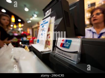 Bildnummer: 55807212  Datum: 19.08.2011  Copyright: imago/Xinhua (110819) -- TORONTO, Aug. 19, 2011 (Xinhua) -- The sign of China Unionpay is seen at a shop in Niagara Falls, Ontario, Canada, on Aug. 18, 2011. The value of overseas transactions using the China Unionpay cards in Canada has tripled in the first half of 2011, according to China Unionpay Co., the world s largest credit card company in terms of number of cards issued. (Xinhua/Zou Zheng) (zw) CANADA-CHINA UNIONPAY PUBLICATIONxNOTxINxCHN Wirtschaft Banken Kreditkarte Objekte Logo x0x xtm 2011 quer     Bildnummer 55807212 Date 19 08 2 Stock Photo