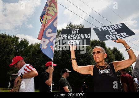 Atlanta, Vereinigte Staaten Von Amerika. August 2023. ATLANTA, GA. 24. AUGUST 2023 - Gegner des ehemaligen Präsidenten DONALD TRUMP demonstrieren während der Versammlung von Anhängern und Gegnern seiner Ankunft außerhalb des Fulton County Gefängnisses, wo er sich heute Nachmittag ins Gefängnis stellen und seinen Becher zum ersten Mal schießen lassen soll.Credit: Carlos Escalona/CNP/SIPA USA Credit: SIPA USA/Alamy Live News Stockfoto