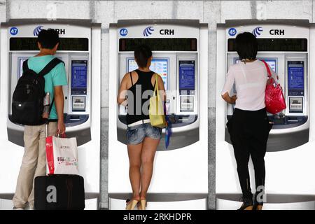 Bildnummer: 55808878  Datum: 21.08.2011  Copyright: imago/Xinhua (110821) -- NANJING, Aug. 21, 2011 (Xinhua) -- Passengers buy tickets through automated ticket vending machines at Nanjing South Railway Station in Nanjing, east China s Jiangsu Province, Aug. 21, 2011. High-speed rail lines in China will adopt a new run chart as from Aug. 28, 2011, with slower operational speeds and cheaper train tickets. Beijing-Tianjin intercity high-speed railway, Hainan east ring line and Guangzhou-Zhuhai intercity rail have already shifted to new schedules. (Xinhua/Wang Xin) (ljh) CHINA-RAILWAY SYSTEM-NEW T Stock Photo