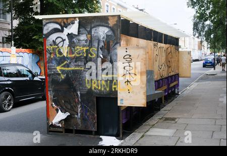 Notting Hill, London, Großbritannien. August 2023 25. Notting Hill bereitet sich auf den Karneval vor. Toiletten werden vorbereitet. Quelle: Matthew Chattle/Alamy Live News Stockfoto