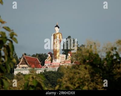 The standing Buddha statue at Wat Phrathat Doi Kham temple in Thailand Stockfoto