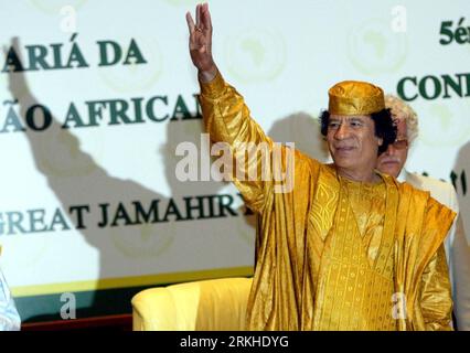 Das am 5. Juli 2005 aufgenommene Aktenfoto zeigt den libyschen Führer Muammar Gaddafi, der am Abschluss des fünften afrikanischen Uninon-Gipfels in Sirte, Libyen, teilnimmt. Die libyschen Rebellen haben bis Anfang August 2011 die Kontrolle über einen Großteil von Tripoli übernommen und zwei Söhne von Oberst Muammar Gaddafi in Gewahrsam genommen. (Xinhua/Xie Xiudong) LIBYEN-GADDAFI-Datei PUBLICATIONxNOTxINxCHN-Datei das Foto VOM 5. Juli 2005 zeigt, dass der libysche Führer Muammar GADDAFI an der SCHLIESSUNG des Fünften Afrikanischen Gipfels in Sirte libysche Rebellentruppen bis Anfang August 2011 die Kontrolle über einen Großteil von Tripolis ergriffen und zwei von Oberst Muamm eingenommen haben Stockfoto