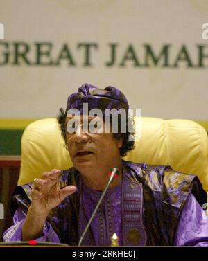 Das am 4. Juli 2005 aufgenommene Foto zeigt den libyschen Führer Muammar Gaddafi bei der Eröffnung des fünften afrikanischen Uninon-Gipfels in Sirte, Libyen. Die libyschen Rebellen haben bis Anfang August 2011 die Kontrolle über einen Großteil von Tripoli übernommen und zwei Söhne von Oberst Muammar Gaddafi in Gewahrsam genommen. (Xinhua/Xie Xiudong) LIBYEN-GADDAFI-Datei PUBLICATIONxNOTxINxCHN-Datei das Foto VOM 4. Juli 2005 zeigt den libyschen Führer Muammar Gaddafi vor der Eröffnung des Fünften Afrikanischen Gipfels in Sirte Libyen. Libysche Rebellenverbände haben bis Anfang August 2011 die Kontrolle über einen Großteil von Tripolis übernommen und zwei von Oberst Mua übernommen Stockfoto