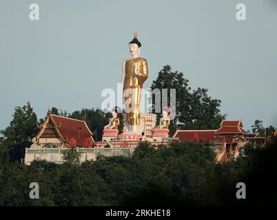 The standing Buddha statue at Wat Phrathat Doi Kham temple in Thailand Stockfoto