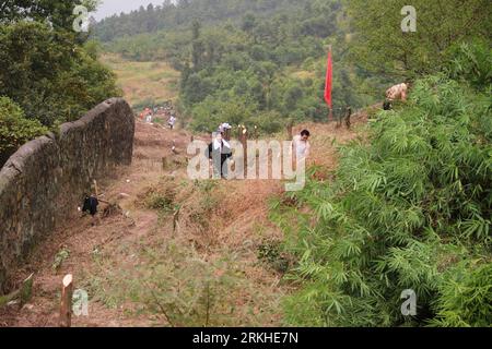 Bildnummer: 55810583  Datum: 22.08.2011  Copyright: imago/Xinhua (110822) -- CHONGQING, Aug. 22, 2011 (Xinhua) -- remove grass and trees to set up firebreaks in the mountainous county of Rongchang, southwest China s Chongqing Municipality, Aug. 22, 2011. On Monday morning, a forest fire broke out in Sichuan Province s Longchang County and spread to its neighbouring Rongchang County in Chongqing Municipality (Xinhua/Zhu Yunfeng) (ljh)  CHINA-CHONGQING-SICHUAN-FOREST FIRE (CN) PUBLICATIONxNOTxINxCHN Gesellschaft Brand Wald Waldbrand xtm 2011 quer o0 Totale    Bildnummer 55810583 Date 22 08 2011 Stock Photo