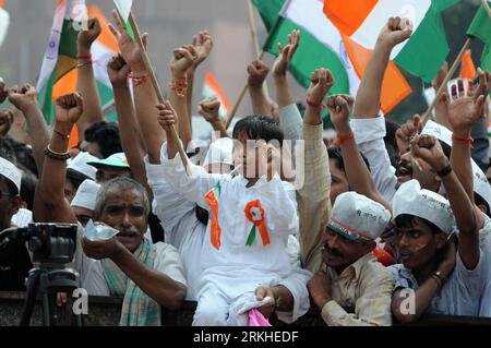 Bildnummer: 55811030  Datum: 22.08.2011  Copyright: imago/Xinhua (110823) -- NEW DELHI , Aug. 23, 2011 (Xinhua) -- Supporters of Anna Hazare are seen in New Delhi, India, on Aug. 22, 2011. With nationwide support, the 74- year-old Indian anti- corruption icon Anna Hazare left Tihar Jail and started hunger strike in central Delhi on Friday, vowing fast till a more effective anti-corruption law was passed and calling for a transformation of India. (Xinhua/Partha Sarkar) (xhn) INDIA-NEW DELHI-ANNA HAZARE PUBLICATIONxNOTxINxCHN Gesellschaft Anhänger Hungerstreik Protest Demo Kisan Bapat Baburao x0 Stock Photo