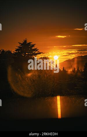 Eine ruhige Szene von einem kleinen Teich mit der untergehenden Sonne Stockfoto