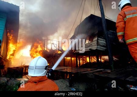 Bildnummer: 55811031  Datum: 22.08.2011  Copyright: imago/Xinhua (110822) -- KOTA KINABALU, Aug. 22, 2011 (Xinhua) -- Firefighters use water gun to extinguish the fire at Sabah s Kot Kinabalu, Malaysia on Aug. 22, 2011. A slum in Sabah s Kot Kinabalu caught on fire Monday. Several wooden houses were destroyed in fire and three men injured. (Xinhua) (srb) MALAYSIA-KOTA KINABALU-FIRE PUBLICATIONxNOTxINxCHN Gesellschaft Brand Feuer Armenviertel xtm premiumd 2011 quer o0 Feuerwehr, Löscharbeiten    Bildnummer 55811031 Date 22 08 2011 Copyright Imago XINHUA  Kota Kinabalu Aug 22 2011 XINHUA Firefig Stock Photo