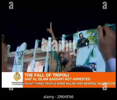 Bildnummer: 55813183 Datum: 23.08.2011 Copyright: imago/Xinhua (110823) -- TRIPOLI, 23. August 2011 (Xinhua) -- Video Grab of Al-Jazeera International TV aufgenommen am 23. August 2011 zeigt Gaddafis zweiten Sohn Saif al-Islam Wellen zu Unterstützern in der Straße von Tripoli, Libyen. Laut ausländischen Nachrichten erschien Saif al-Islam am späten Montagabend in Tripoli und sprach mit den ausländischen Medien im Rixos Hotel. (Xinhua) (djj) LIBYEN-TRIPOLI-GADDAFI S SON SAIF PUBLICATIONxNOTxINxCHN People Politik Gesellschaft Libyen TV Screenshot xjh Premiere 2011 Quadrat Bildnummer 55813183 Datum 23 08 2011 Copyright Imago Stockfoto