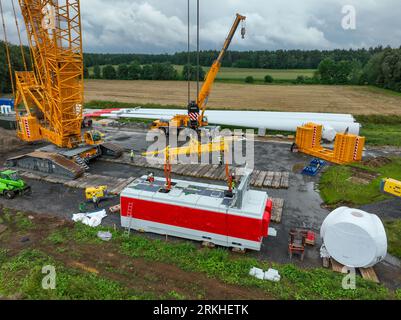 Dorsten, Nordrhein-Westfalen, Deutschland - Bau einer Windkraftanlage, der ersten Windkraftanlage aus dem Windpark große Heide. Ein mobiler großer Crack Stockfoto
