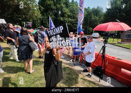 Atlanta, Vereinigte Staaten Von Amerika. August 2023. ATLANTA, GA. 24. AUGUST 2023 - Gegner des ehemaligen US-Präsidenten Donald J. Trump treffen sich vor dem Gefängnis von Fulton County in Atlanta, Georgia, wo er sich am Nachmittag im Gefängnis ergeben wird und am 24. August 2023 zum ersten Mal seinen Schuss schießen lassen wird.Credit: Carlos Escalona/CNP/SIPA USA Credit: SIPA USA/Alamy Live News Stockfoto