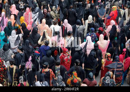 Dhaka, Bangladesch - 25. August 2023: Die bangladeschische Nationalistische Partei (BNP) marschierte mit schwarzen Fahnen von Nayapaltan in Dhaka und forderte den Rücktritt von Shei Stockfoto