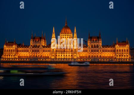 Das ungarische Parlamentsgebäude in Budapest, Ungarn, während der Dämmerung Stockfoto