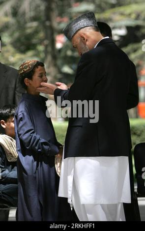 Bildnummer: 55823104  Datum: 24.08.2011  Copyright: imago/Xinhua (110824) -- KABUL, Aug. 24, 2011 (Xinhua) -- Afghan President Hamid Karzai stands with a child suicide bomber during a ceremony to mark the release of 20 child bombers at presidential palace in Kabul, Aug. 24, 2011. On the eve of Muslims big festival -- Eid-ul-Fiter -- which marks the end of Ramadan or Muslim fasting month, President Karzai ordered the authorities to release all 20 child bombers and let them join their families all over Afghanistan. Taliban insurgents often track children to carry out suicide attacks on Afghan an Stock Photo