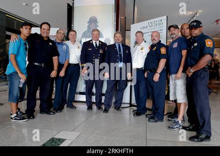 Bildnummer: 55827737  Datum: 24.08.2011  Copyright: imago/Xinhua (110824) -- NEW YORK, Aug. 24, 2011 (Xinhua) -- Some of the firefighters who took part in the rescue effort in the September 11 attack on World Trade Center pose for photos during the opening of the photo exhibition Faces of Ground Zero in New York, the United States, Aug. 24, 2011. The exhibition features more than 50 life-size portraits from photographer Joe MacNally s renowned Faces of Ground Zero, Portraits of the Heroes of September 11, 2001, revealing where the subjects are today and how 9/11 affected their lives. (Xinhua/F Stock Photo