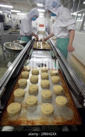 Bildnummer: 55832291  Datum: 25.08.2011  Copyright: imago/Xinhua (110826) -- BEIJING, Aug. 26, 2011 (Xinhua) -- Trays of semi-finished moon cakes are seen on the conveyer at a workshop of Daoxiangcun, a time-honored foodstuff company, in Beijing, China, Aug. 25, 2011. Workers of Daoxiaocun are busy in making various kinds of moon cakes to meet great demand as Chinese traditional Mid-autumn Festival draws near. This year s Mid-Autumn Festival falls on September 12. (Xinhua/Chen Xiaogen) (hdt) #CHINA-BEIJING-MOON CAKE-DAOXIANGCUN (CN) PUBLICATIONxNOTxINxCHN Wirtschaft Mondkuchen Kuchen Produktio Stock Photo