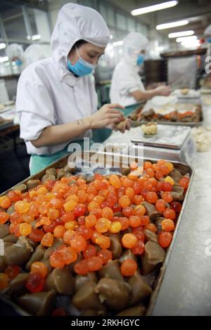 Bildnummer: 55832288  Datum: 25.08.2011  Copyright: imago/Xinhua (110826) -- BEIJING, Aug. 26, 2011 (Xinhua) -- Photo taken on Aug. 25, 2011 shows the stuff to be fill in moon cakes at a workshop of Daoxiangcun, a time-honored foodstuff company, in Beijing, China, Aug. 25, 2011. Workers of Daoxiaocun are busy in making various kinds of moon cakes to meet great demand as Chinese traditional Mid-autumn Festival draws near. This year s Mid-Autumn Festival falls on September 12. (Xinhua/Chen Xiaogen) (hdt) #CHINA-BEIJING-MOON CAKE-DAOXIANGCUN (CN) PUBLICATIONxNOTxINxCHN Wirtschaft Mondkuchen Kuche Stock Photo